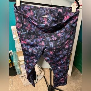 Avia women’s Leggings in Black and Pink Floral XL